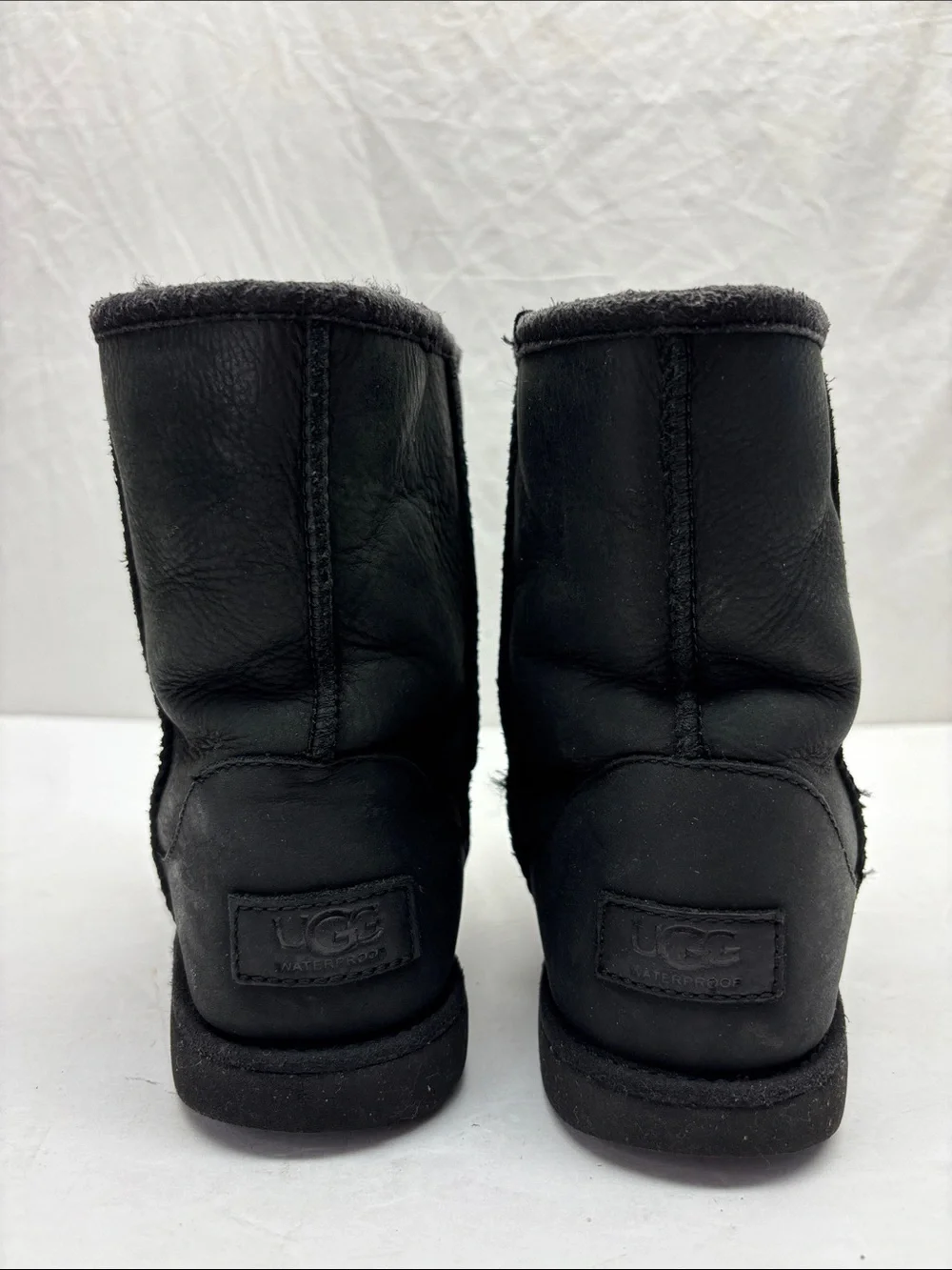 UGG Classic Short Leather Boots size 2 for little girl, box 58